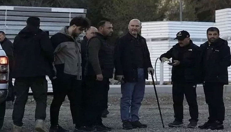 Deprem bölgesinde baston ile geziyordu. Süleyman Soylu'nun rahatsızlığı futbol topunu görünce iyileşti