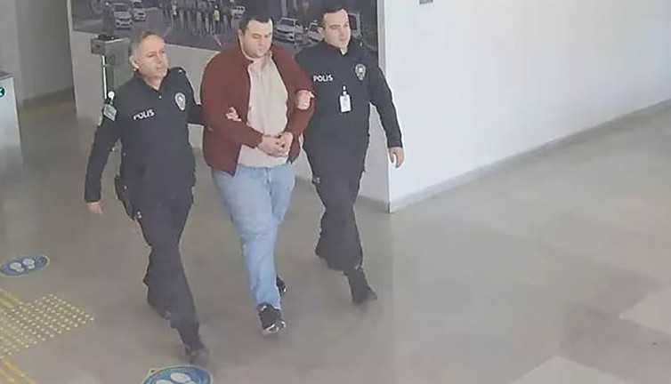 Suç makinesi havalimanında yakayı ele verdi