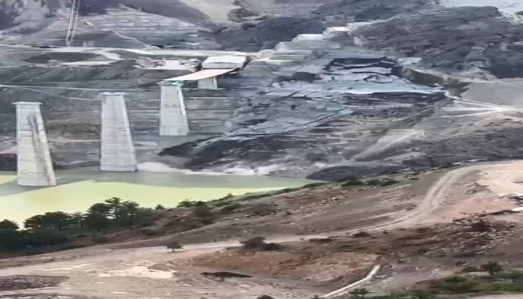 Viyadük inşaatında heyelan anbean kaydedildi: Yusufeli'nde dağın bir yamacı kaydı göle indi