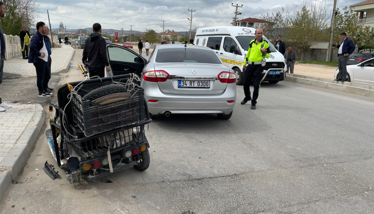 Otomobilin çarptığı elektrikli bisiklet sürücüsü öldü