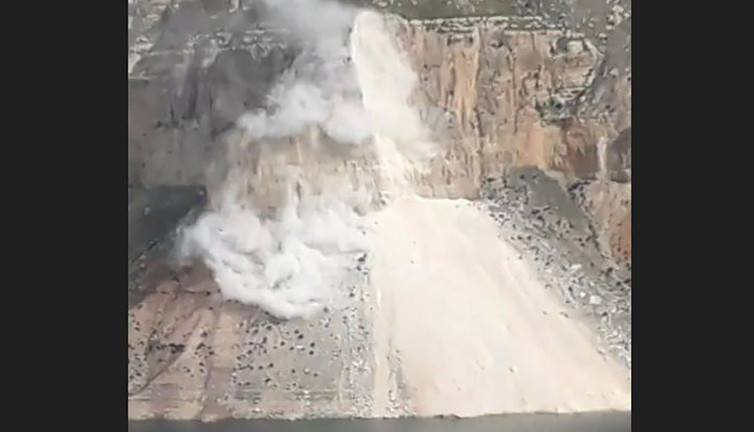 Heyelanda kaya parçaları Botan Çayı’na düştü! O anlar kamerada