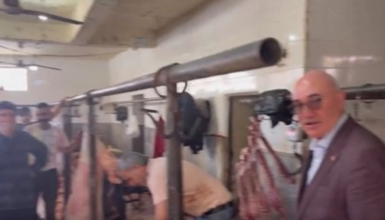 AKP’li belediyenin mezbahasında skandal görüntüler. İşte yedirdikleri kelle paça