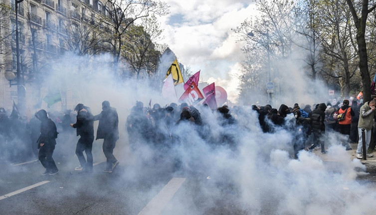 Fransa'da milyonları sokağa döken reformun eylülde yürürlüğe gireceği kesinleşti
