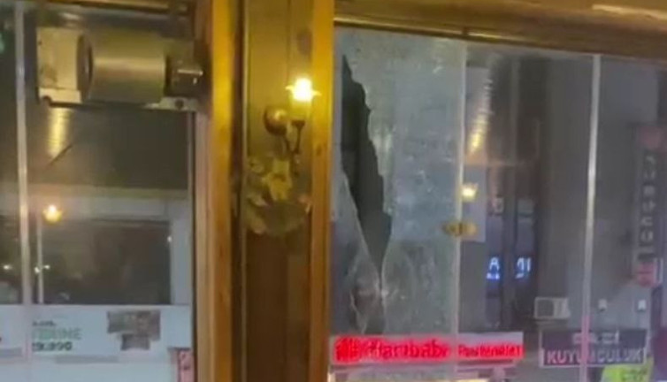 Sultangazi'de kafeye silahlı saldırı: 2 yaralı