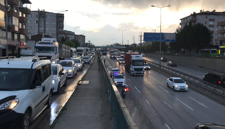 Tünel girişinde kaza yapan tır makasladı, trafik felç oldu