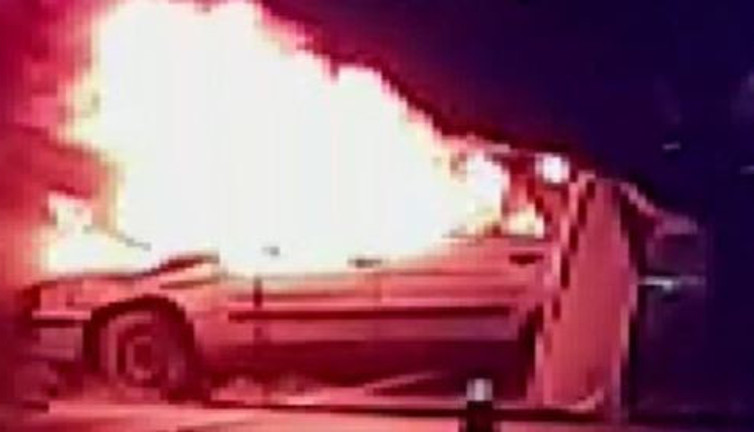 Kaza yapan araç alev alev yandı