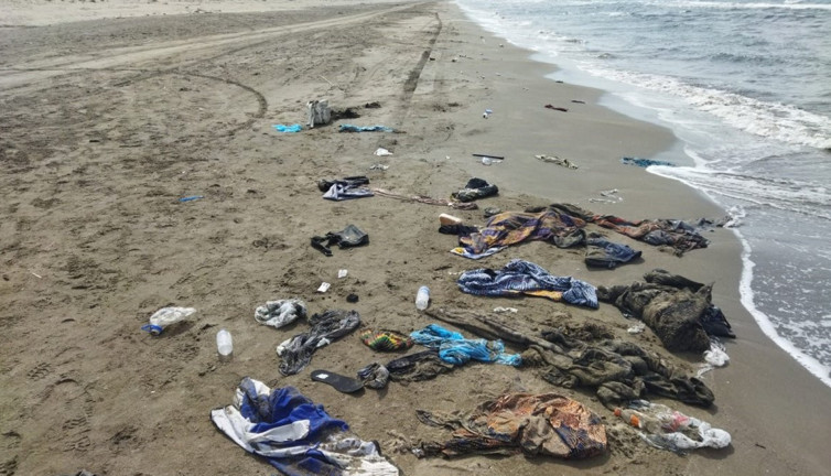 Düzensiz göçmenler, lastik bot batınca karaya yüzerek çıktılar