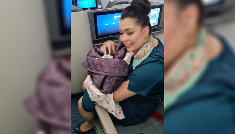 Uçakta doğum heyecanı, doğumu kabin görevlileri yaptırdı
