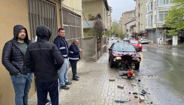 Otomobil yangın hidrantına çarptı: Yol göle döndü