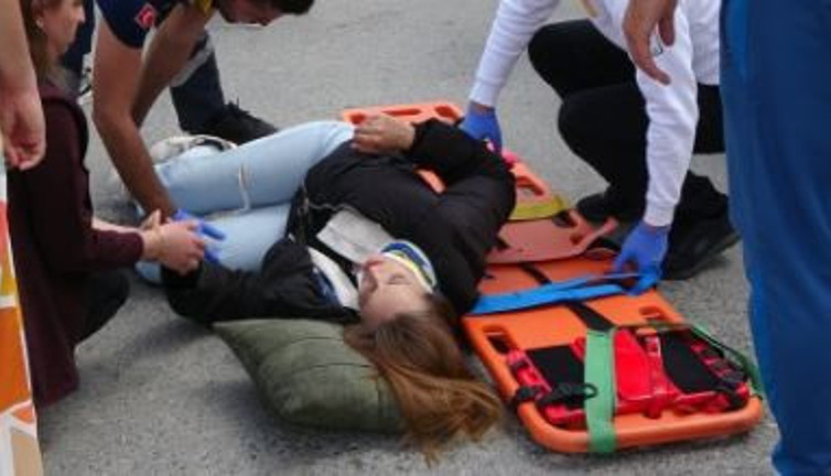 Motorcu genç kızı kadın sürücü hastanelik etti