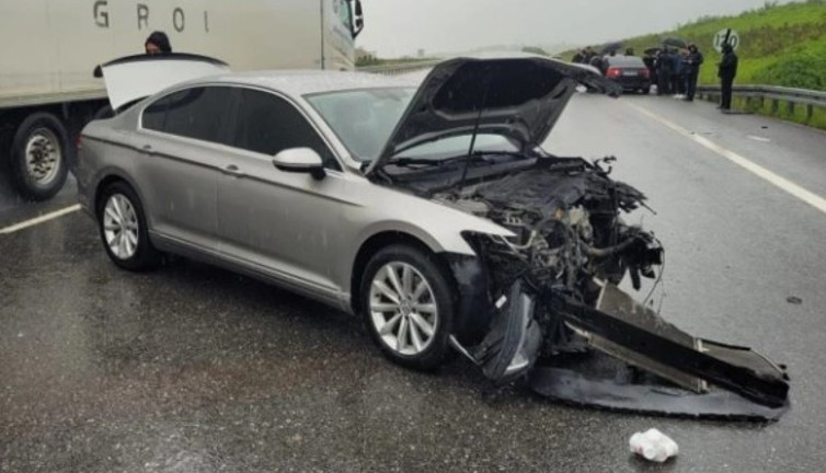 AKP'li vekil trafik kazası geçirdi