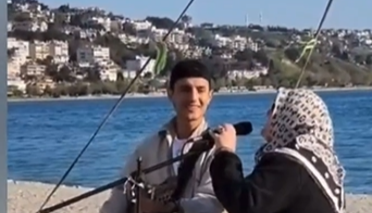 Sokak sanatçısının seslendirdiği 'Yorgun Yıllarım' şarkısına eşlik etti: Ortaya bu güzel görüntüler çıktı