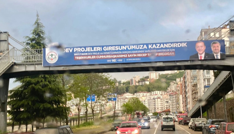 Kılıçdaroğlu'nun pankartı indirildi. Erdoğan'ın pankartlarına dokunulmadı