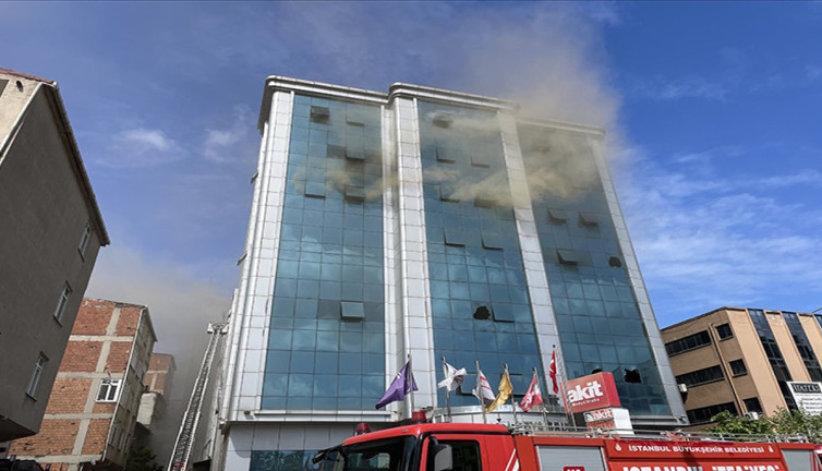 Küçükçekmece'de halı imalathanesindeki yangına müdahale sürüyor