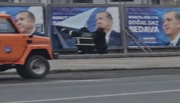 Kars'ta arama kurtarma ekibine AKP seçim afişlerini astırdılar