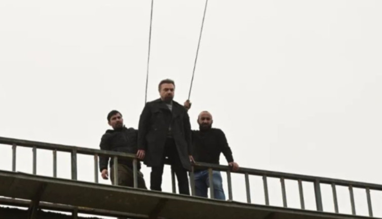 Oktay Kaynarca 30 metreden aşağı atladı. Dublör kullanmayı reddetti