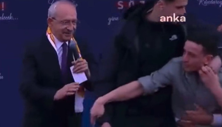 Kılıçdaroğlu konuşurken bir anda sahneye atladı. Herkesin yüreği ağzına geldi
