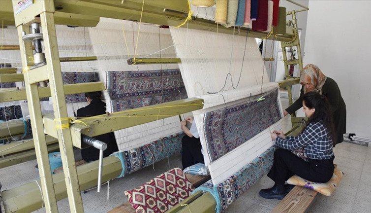 Hakkari’de Hereke halıları dokunuyor