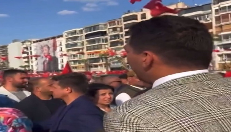 Erdoğan’ın konuşması bitmeden dağılan vatandaşlara yalvardılar. "Meydanı boşaltmayalım, basına fırsat vermeyelim"