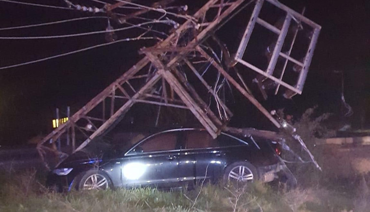 Ehliyetsiz sürücü elektrik direğine çarptı: 3 yaralı