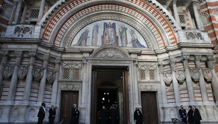 İngiltere'de ilk kez kadın rahipler taç giyme töreninde yer alacak