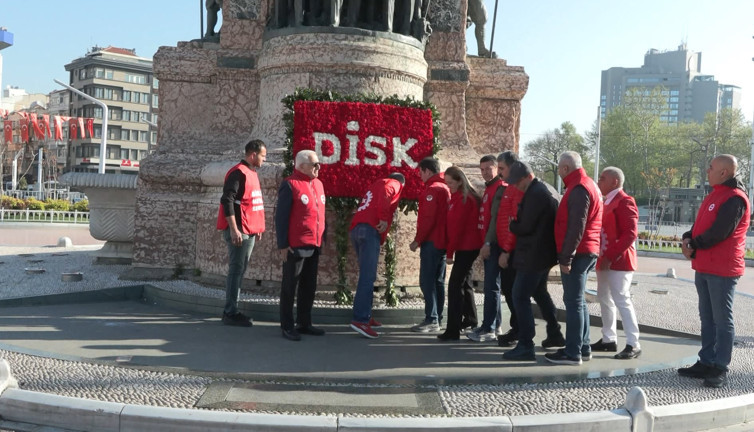 DİSK Taksim Cumhuriyet Anıtı'na çelenk bıraktı