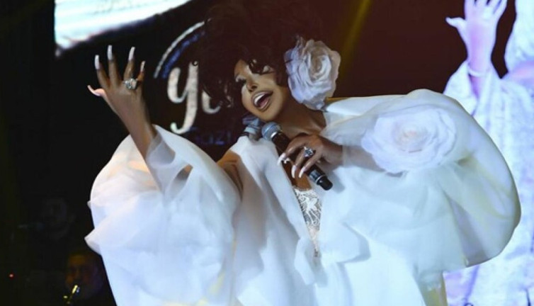 Bülent Ersoy beyaz kostümü ile geline benzetildi