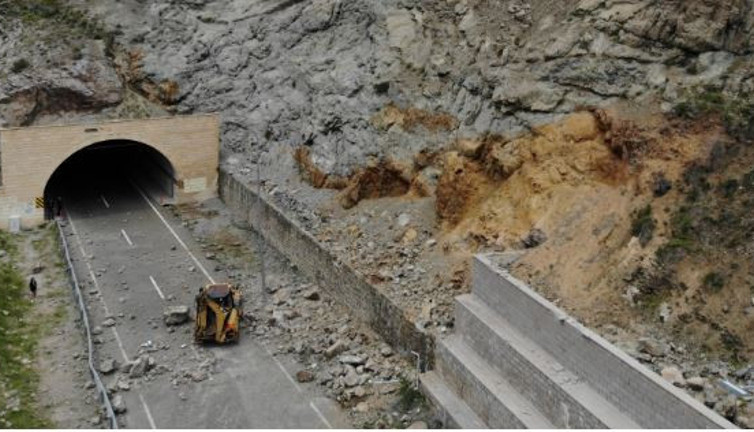 Gümüşhane’de heyelan. Karayolu ulaşıma kapatıldı
