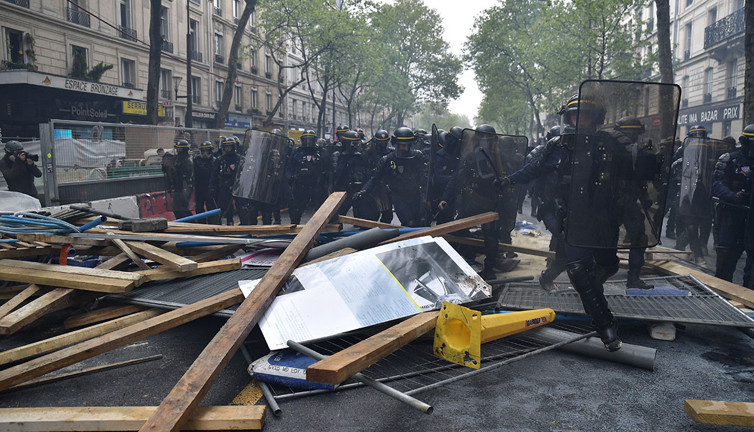 Fransa'da 1 Mayıs gösterilerinde en az 200 sivil ve gösterici ile 406 polis yaralandı