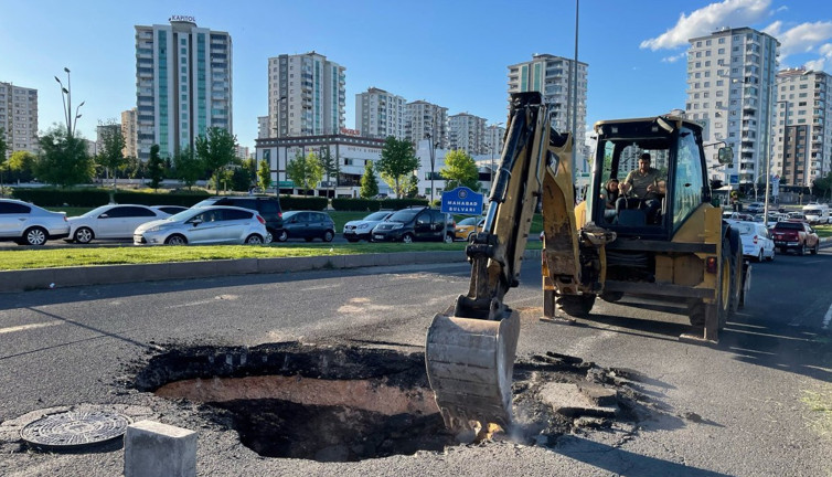 Çökme meydana gelen yol trafiğe kapatıldı