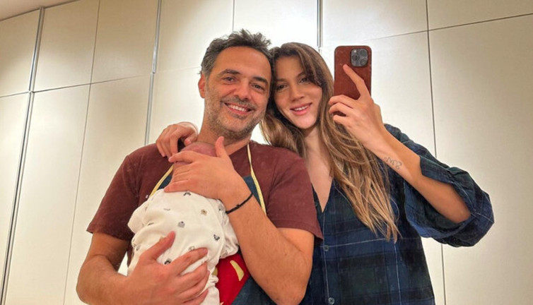 Fenomen Melodi Elbirliler'e tatil tepkisi. Çocuğunu babasına bırakıp gitti