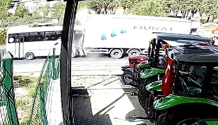 Feci kaza! Midibüs, kamyona arkadan çarptı: 4'ü ağır 34 yaralı