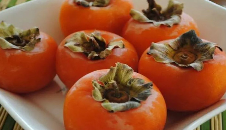 Hastanelik ediyor. Cennet hurmasını sakın böyle yemeyin