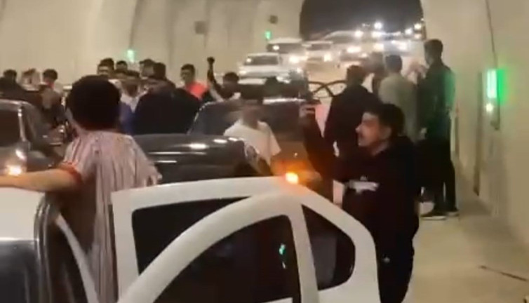 ‘Yok artık’ dedirten görüntüler. Asker eğlencesinde tüneli trafiğe kapadılar