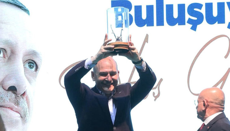 Soylu’ya saç kesme makası hediye edildi