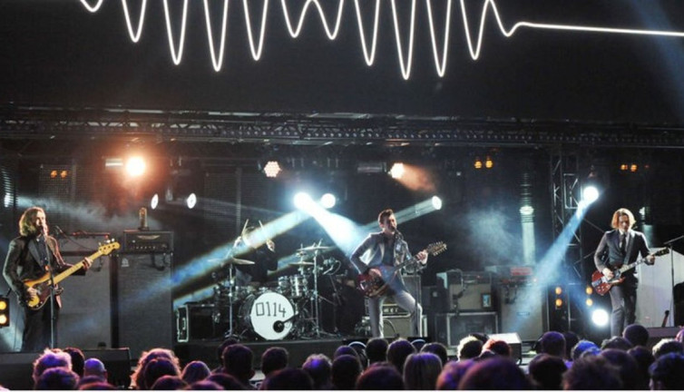 Rock grubu Arctic Monkeys konserinde Barış Manço'nun 'Hal Hal' şarkısını çaldı