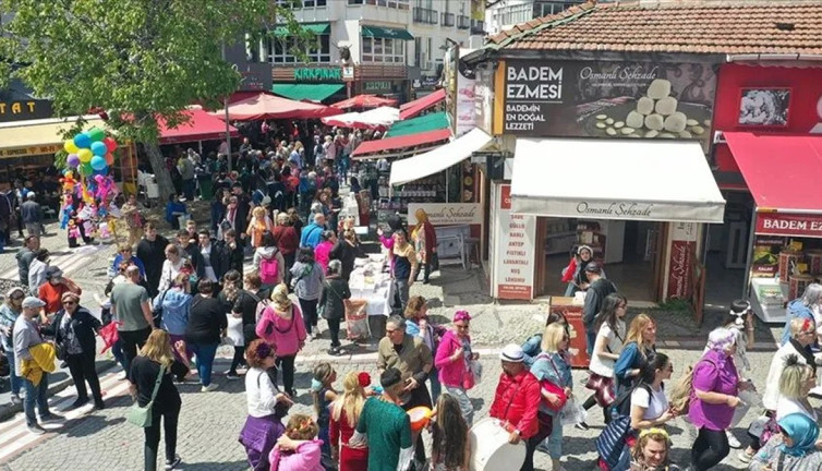 Şenlikçiler uzun kuyruklar oluşturdu