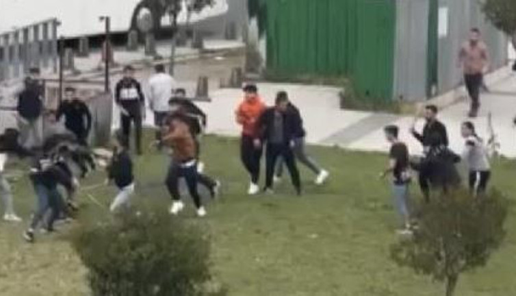 İşyeri çalışanları taşlarla sopalarla birbirlerine saldırdı