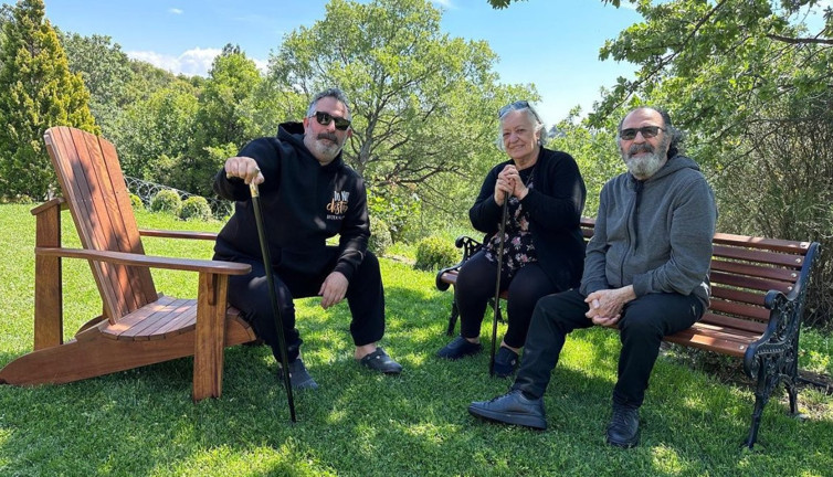 Cem Yılmaz: Emeklilerle buluştuk. Anne ve babasını ziyarete gitti