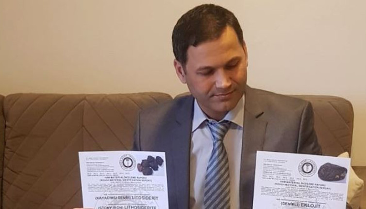 Doğa yürüyüşünde göktaşı buldular. Banka kasasına koydular