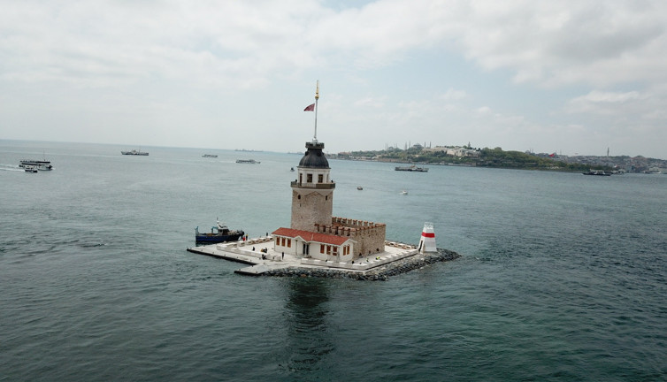 Kız Kulesi'nin yeni haline tepki yağdı. Soldaki Kız Kulesi sağdaki Topçu Kışlası. Sünger Bob kalesinden sonra bu da oldu