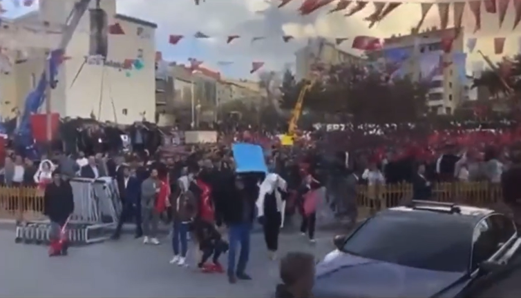 Genç kız atılan taşlara rağmen Türk bayrağını yerde bırakmadı. Mitingde atılan taşlardan biri genç kızın elindeki bayrağa geldi