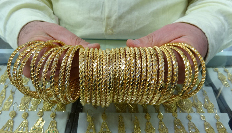 Altında büyük oyun. Alanın elinde kalıyor