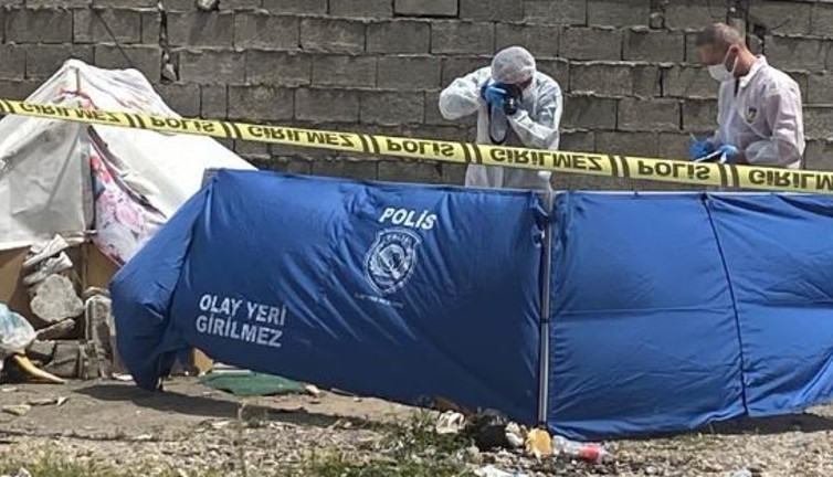 Kurduğu çadırın önünde ölü bulundu. Polis ipucunu buldu
