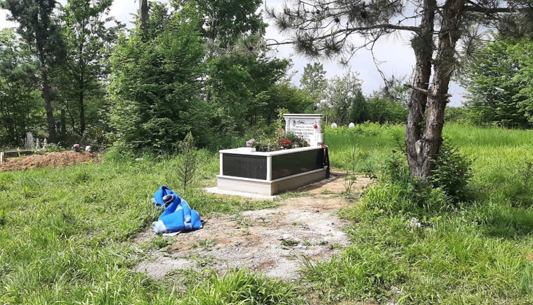 Emekli polis kadın öldürüp oğlunun mezarında intihar etti