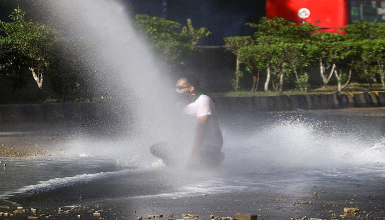 Pakistan’da sokaklar savaş alanına döndü. Ölü ve yaralılar var