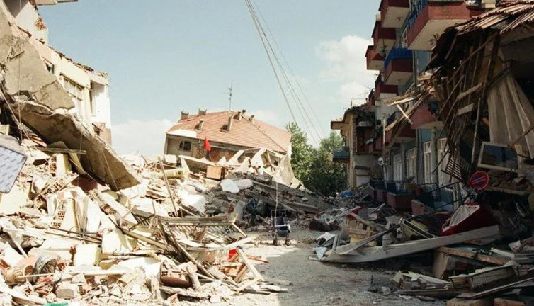 Depremlerde sakat kalan insan sayısını açıkladı
