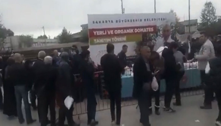AKP ‘son kozlarını’ oynuyor. Seçime saatler kala vatandaşa ücretsiz domates dağıttılar