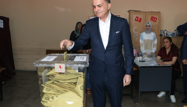 AKP Sözcüsü Ömer Çelik oyunu kullandı