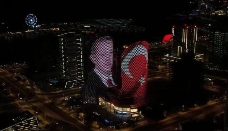 Katar seçim jesti olarak binaları Erdoğan’ın fotoğrafı ile ışıklandırdı.